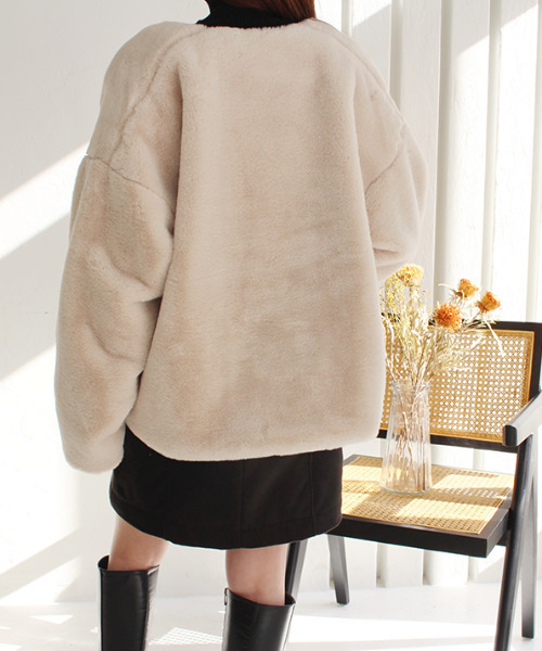 MODE ROBE(モードローブ)の「ノーカラーショートファーコート(ノーカラーコート・レディース・アイボリー/ブラウン・FREE)」の8枚目の写真