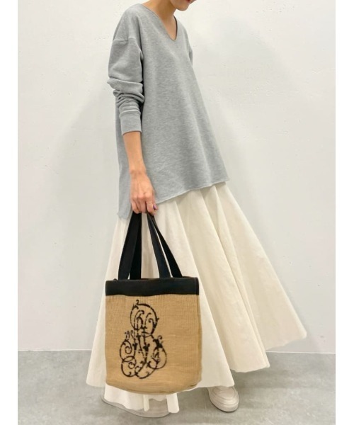 BEARDSLEY（ビアズリー）の「ハイネックなど重ねても使いやすい生地感 デコルテトレーナー（Tシャツ/カットソー・レディース・ホワイト/グレー/レッド・FREE）」の2枚目の写真