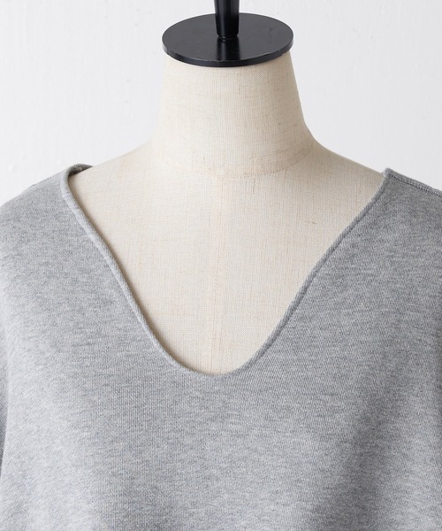 BEARDSLEY（ビアズリー）の「ハイネックなど重ねても使いやすい生地感 デコルテトレーナー（Tシャツ/カットソー・レディース・ホワイト/グレー/レッド・FREE）」の5枚目の写真