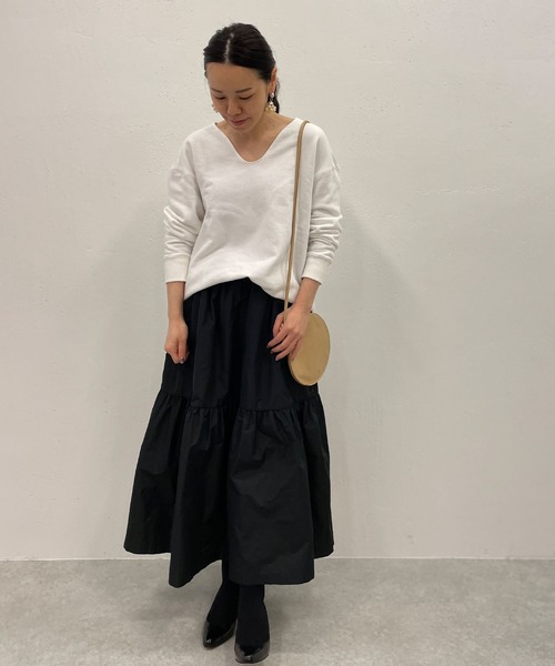 BEARDSLEY（ビアズリー）の「ハイネックなど重ねても使いやすい生地感 デコルテトレーナー（Tシャツ/カットソー・レディース・ホワイト/グレー/レッド・FREE）」の6枚目の写真