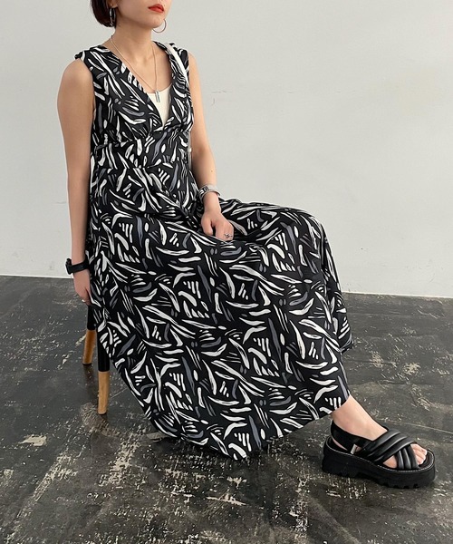 PAGEBOY(ページボーイ)の「リゾートプリントワンピース(ワンピース・レディース・オフホワイト/ブラック・FREE)」の2枚目の写真