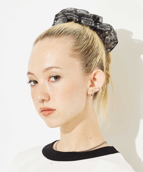 X-girl（エックスガール）の「OVAL LOGO HAIR TIE（シュシュ・レディース・ホワイト/ブラック・ONESIZE）」の2枚目の写真