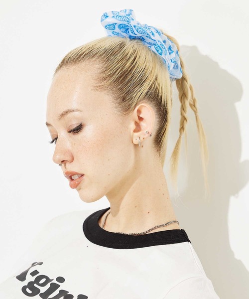 X-girl（エックスガール）の「OVAL LOGO HAIR TIE（シュシュ・レディース・ホワイト/ブラック・ONESIZE）」の6枚目の写真