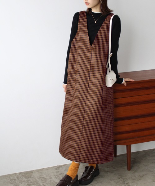 GeeRA（ジーラ）の「千鳥柄Ｖネックジャンパースカート（スカート・レディース・ベージュ/ブラウン・MEDIUM/LARGE）」の2枚目の写真