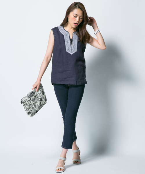 23区（ニジュウサンク）の「コルトレイクリネン ノースリーブブラウス（シャツ/ブラウス・レディース・ホワイト系/ネイビー系・40/38）」の2枚目の写真