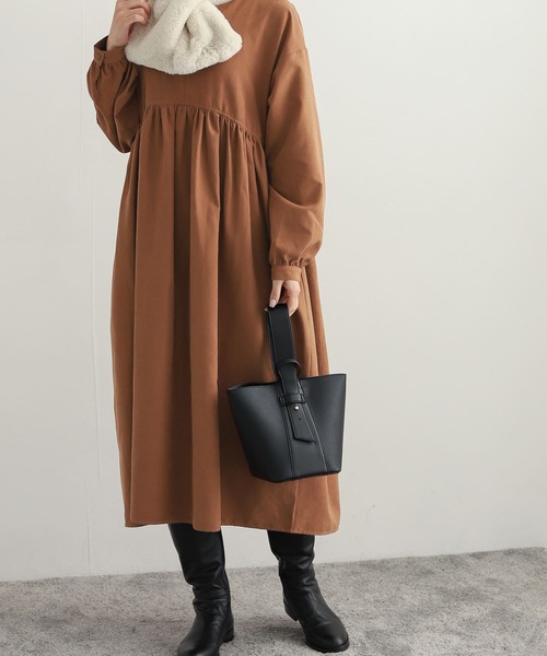 URBAN RESEARCH DOORS（アーバンリサーチドアーズ）の「Vネックギャザーワンピース（ワンピース・レディース・ネイビー/カーキ/キャメル・MEDIUM）」の4枚目の写真