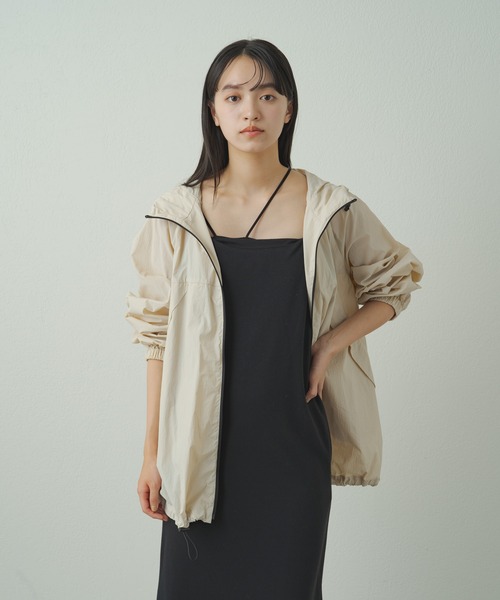 earthy(アーシー)の「【earthy_】マウンテンパーカー(パッカブル)(ナイロンジャケット・レディース・アイボリー/ブラック/ベージュ・FREE)」の2枚目の写真