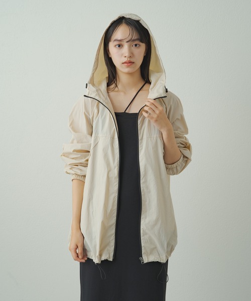 earthy(アーシー)の「【earthy_】マウンテンパーカー(パッカブル)(ナイロンジャケット・レディース・アイボリー/ブラック/ベージュ・FREE)」の10枚目の写真