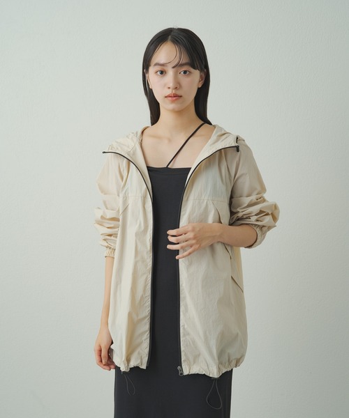 earthy(アーシー)の「【earthy_】マウンテンパーカー(パッカブル)(ナイロンジャケット・レディース・アイボリー/ブラック/ベージュ・FREE)」の4枚目の写真