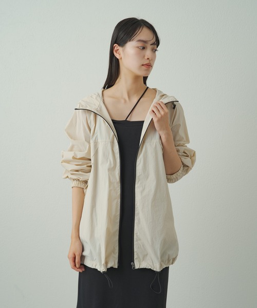 earthy(アーシー)の「【earthy_】マウンテンパーカー(パッカブル)(ナイロンジャケット・レディース・アイボリー/ブラック/ベージュ・FREE)」の6枚目の写真