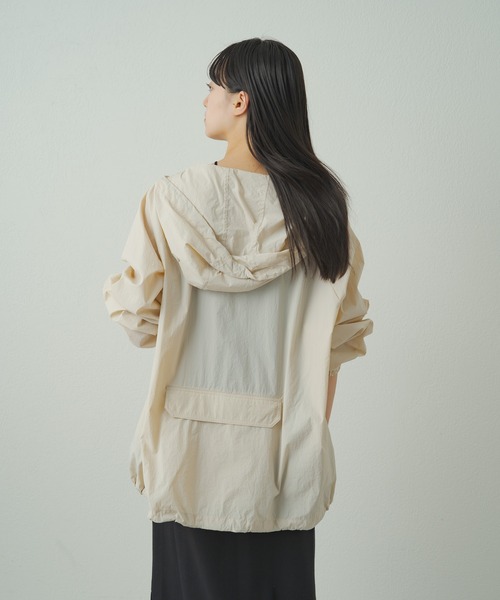 earthy(アーシー)の「【earthy_】マウンテンパーカー(パッカブル)(ナイロンジャケット・レディース・アイボリー/ブラック/ベージュ・FREE)」の9枚目の写真