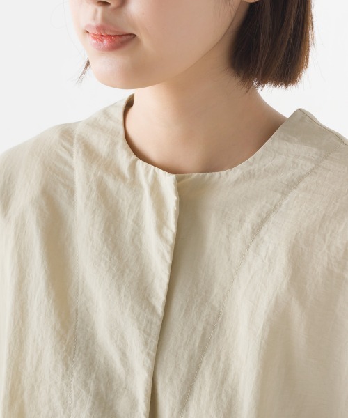 OMNES（オムネス）の「撥水加工ナイロンノーカラー裾ドローコードブルゾン（ブルゾン・レディース・ブラック/ベージュ/アイボリー/カーキ/グレイッシュベージュ/ライトブルー・FREE）」の8枚目の写真