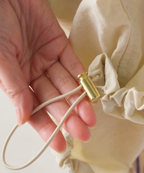 OMNES（オムネス）の「撥水加工ナイロンノーカラー裾ドローコードブルゾン（ブルゾン・レディース・ブラック/ベージュ/アイボリー/カーキ/グレイッシュベージュ/ライトブルー・FREE）」の11枚目の写真