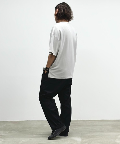 URBAN COLLECTION（アーバンコレクション）の「AIR smoosy エアスムージーサイドスリットクルーネックとろみTシャツ（Tシャツ/カットソー・メンズ・ホワイト/ライトグレー/ブラック/チャコール/グリーン/ネイビー・M/L/XL）」の10枚目の写真