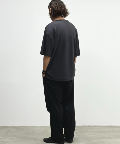 URBAN COLLECTION（アーバンコレクション）の「AIR smoosy エアスムージーサイドスリットクルーネックとろみTシャツ（Tシャツ/カットソー・メンズ・ホワイト/ライトグレー/ブラック/チャコール/グリーン/ネイビー・M/L/XL）」の12枚目の写真