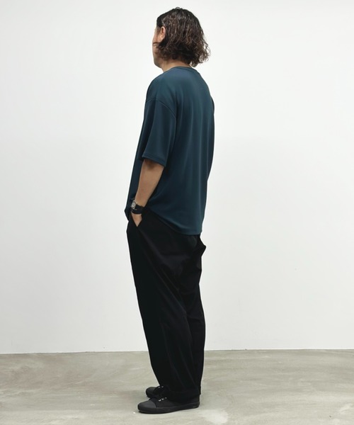 URBAN COLLECTION（アーバンコレクション）の「AIR smoosy エアスムージーサイドスリットクルーネックとろみTシャツ（Tシャツ/カットソー・メンズ・ホワイト/ライトグレー/ブラック/チャコール/グリーン/ネイビー・M/L/XL）」の13枚目の写真