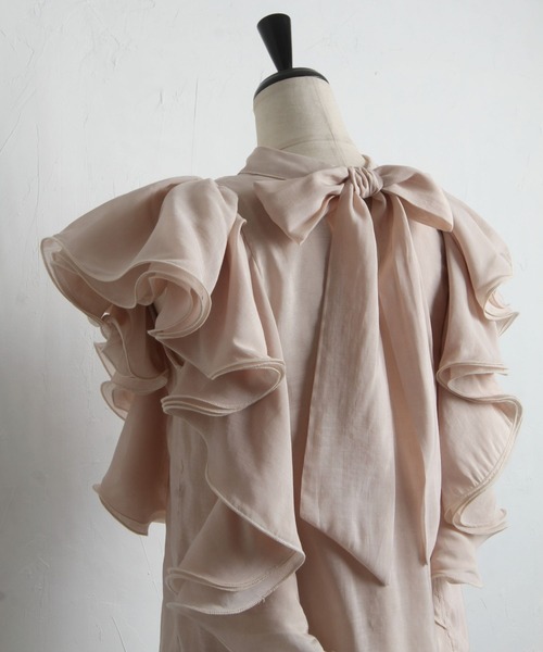 tocco closet(トッコ クローゼット)の「前後2WAYボウタイリボンラッフルフリルブラウス(シャツ/ブラウス・レディース・オフホワイト/ベージュ・M)」の19枚目の写真