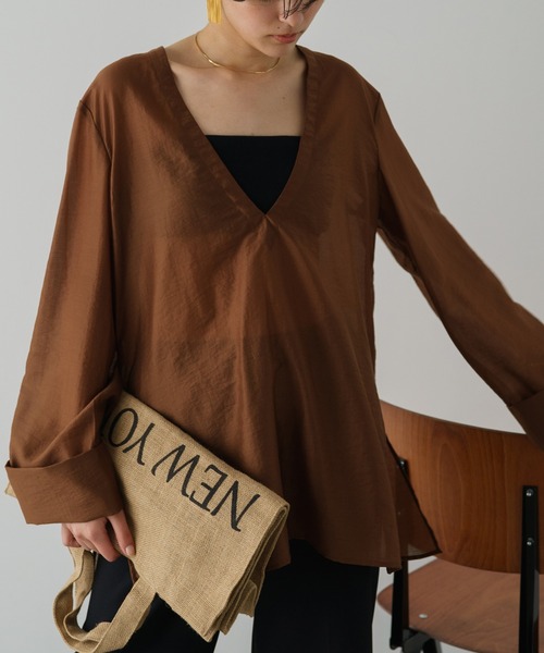 【Loungedress】深Vブラウス　ブラック LOUNGEDRESS（ラウンジドレス）の「深Vブラウス（Tシャツ