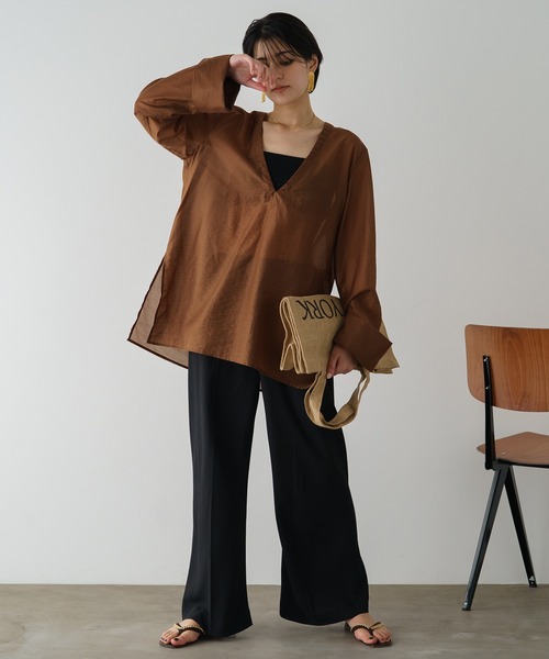 一流の品質 LOUNGEDRESS（ラウンジドレス）の「深Vブラウス（Tシャツ トップス