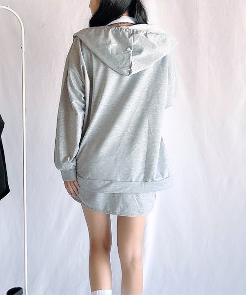 Chick（チック）の「【3点セット】キャミソール+ミニスカート+オーバーサイズパーカー セットアップ（ルームウェア/パジャマ・レディース・グレー・S/M/L）」の8枚目の写真