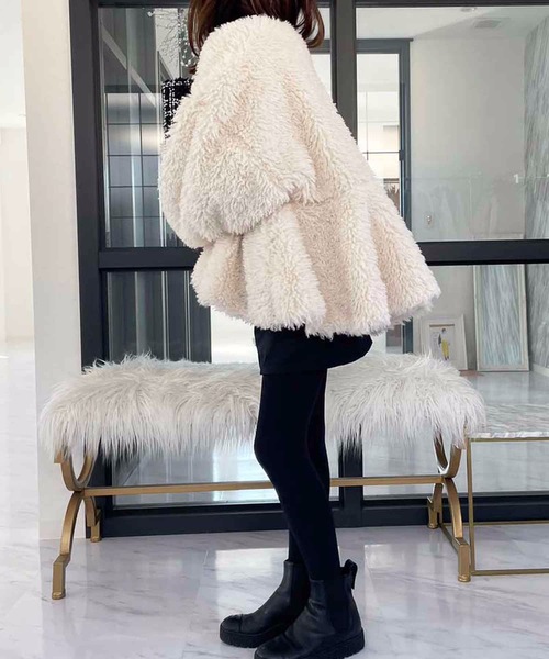M y u（ミュー）の「もふもふ ボリューム ファー ペプラムコート（ノー