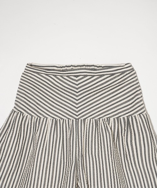 MILKFED.(ミルクフェド)の「STRIPED GATHERED SHORTS(その他パンツ・レディース・ブラック/ベージュ・ONE SIZE)」の7枚目の写真