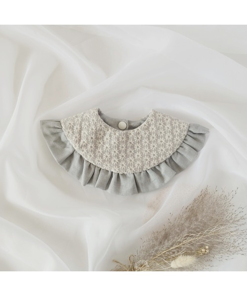 tone（トーン）の「【こまりはんどめいど】【大人気商品】刺繍ダブルガーゼのリバーシブルフリルスタイ/ベビースタイ / ビブ/よだれかけ(SU)（スタイ/よだれかけ・キッズ・ピンク/グレー/グリーン/キナリ/ブラック/グリーン系その他2/ピンク系その他2/グレイッシュベージュ/ベージュ/パープル/ブラウン/グレー系その他2/ブラック系その他2/ブルー・FREE）」の5枚目の写真