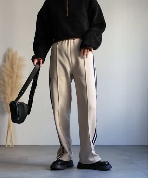 ap retro(アプレトロ)の「ダブルライントラックパンツ/ジャージ(その他パンツ・レディース・ネイビー/ベージュ/オフホワイト・FREE)」の17枚目の写真