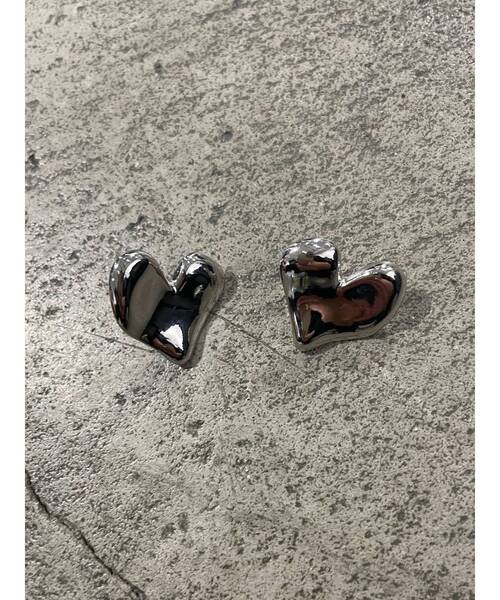 EMODA（エモダ）の「ハートモチーフピアス（ピアス（両耳用）・レディース・シルバー/ゴールド・FREE）」の2枚目の写真