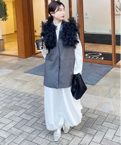 Ameri(アメリ)の「2WAY RUFFLED TULLE VEST(ベスト・レディース・アイボリー/ブラック・FREE)」の10枚目の写真