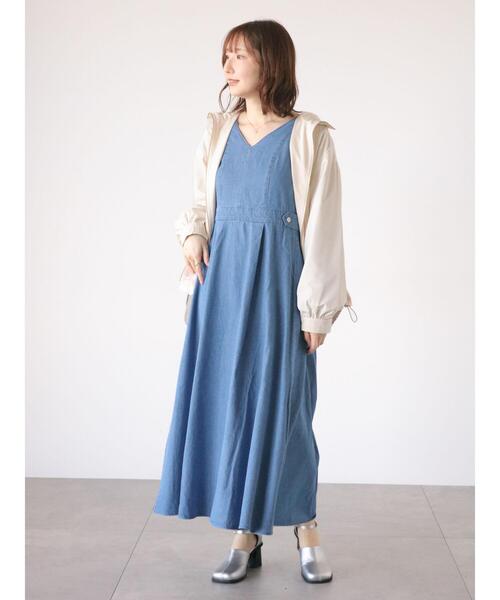 Te chichi TERRASSE(テチチテラス)の「デニムVネックワンピース(ワンピース・レディース・ネイビー/ブルー・F)」の6枚目の写真