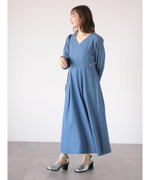 Te chichi TERRASSE(テチチテラス)の「デニムVネックワンピース(ワンピース・レディース・ネイビー/ブルー・F)」の9枚目の写真