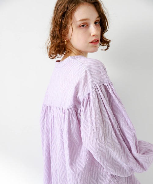 URBAN RESEARCH Sonny Label（アーバンリサーチサニーレーベル）の「コットンリーフ柄カットドビーブラウス（シャツ/ブラウス・レディース・オフホワイト/ブルー/ラベンダー/ブラック・FREE）」の9枚目の写真