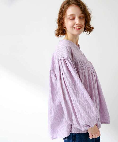 URBAN RESEARCH Sonny Label（アーバンリサーチサニーレーベル）の「コットンリーフ柄カットドビーブラウス（シャツ/ブラウス・レディース・オフホワイト/ブルー/ラベンダー/ブラック・FREE）」の13枚目の写真