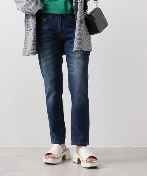 atONE(アットワン)の「atONE ヴィンテージ加工 テーパードデニムパンツ(デニムパンツ・レディース・ネイビー/ブルー・3L/4L/L/LL/M)」の2枚目の写真