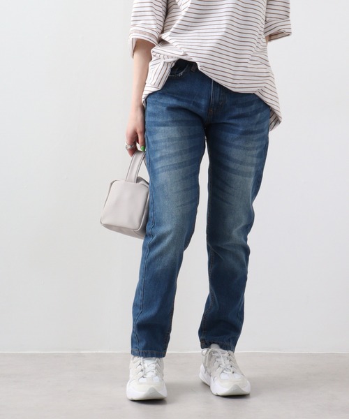 atONE(アットワン)の「atONE ヴィンテージ加工 テーパードデニムパンツ(デニムパンツ・レディース・ネイビー/ブルー・3L/4L/L/LL/M)」の1枚目の写真