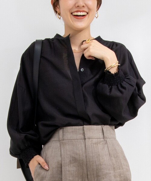 NOLLEY’S（ノーリーズ）の「袖口シャーリングブラウス（シャツ/ブラウス・レディース・キャメル/サックスブルー/ベビーピンク/ブラック/グレー/チャコールグレー・38）」の2枚目の写真