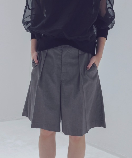 DRESSLAVE(ドレスレイブ)の「sartorial tuck half pants(タックハーフパンツ)(その他パンツ・レディース・ブラック/グレー・38)」の2枚目の写真