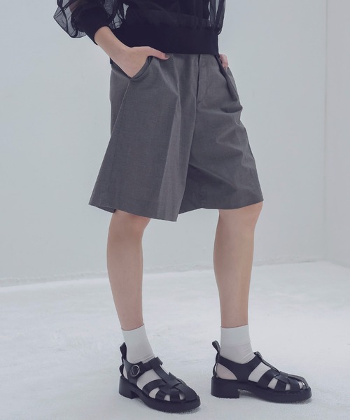 DRESSLAVE(ドレスレイブ)の「sartorial tuck half pants(タックハーフパンツ)(その他パンツ・レディース・ブラック/グレー・38)」の3枚目の写真