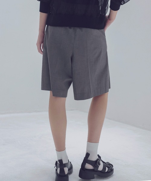 DRESSLAVE(ドレスレイブ)の「sartorial tuck half pants(タックハーフパンツ)(その他パンツ・レディース・ブラック/グレー・38)」の4枚目の写真