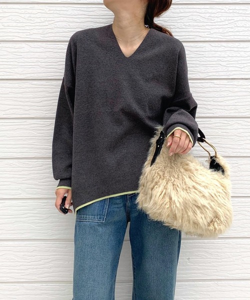 Q（キュー）の「Vネックオーバーニット（ニット/セーター・レディース・ライトグリーン/グレイッシュベージュ/ブラック/ブルー/ライトグレー/チャコールグレー・MEDIUM）」の2枚目の写真