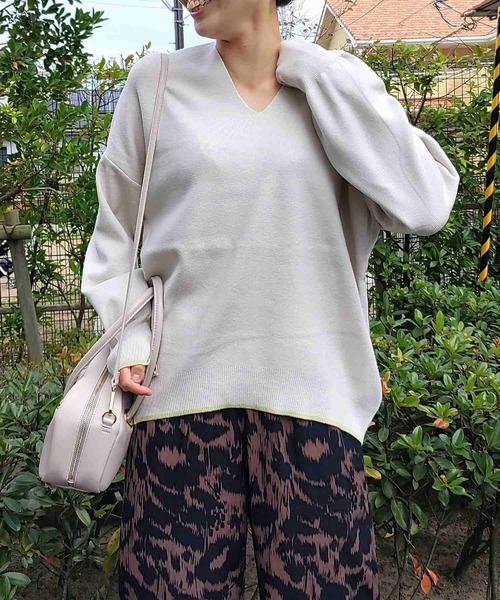 Q（キュー）の「Vネックオーバーニット（ニット/セーター・レディース・ライトグリーン/グレイッシュベージュ/ブラック/ブルー/ライトグレー/チャコールグレー・MEDIUM）」の12枚目の写真