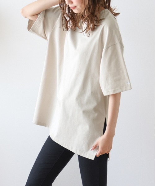 AMELY(エミリー)の「ワンポイントロゴTシャツ(Tシャツ/カットソー・レディース・ベージュ/グレー/ブラック/ホワイト・フリー)」の4枚目の写真