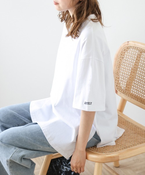 AMELY(エミリー)の「ワンポイントロゴTシャツ(Tシャツ/カットソー・レディース・ベージュ/グレー/ブラック/ホワイト・フリー)」の2枚目の写真
