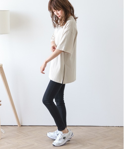 AMELY(エミリー)の「ワンポイントロゴTシャツ(Tシャツ/カットソー・レディース・ベージュ/グレー/ブラック/ホワイト・フリー)」の5枚目の写真