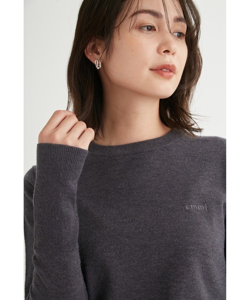 emmi(エミ)の「ウォッシャブルワンポイントクルーネックニットトップス(ニット/セーター・レディース・キャメル/レッド/チャコールグレー/アイボリー・FREE)」の10枚目の写真