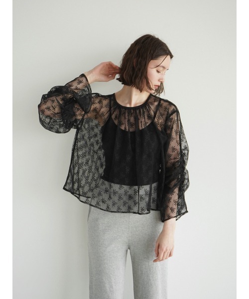 FIKA.(フィーカ)の「Gather sleeve lace blouse(シャツ/ブラウス・レディース・ブラック/オフホワイト・MEDIUM)」の1枚目の写真