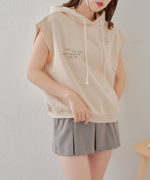 Chico(チコ)の「手書き風刺繍スウェット(Tシャツ/カットソー・レディース・チャコールグレー/グレイッシュベージュ/オートミール・FREE)」の3枚目の写真