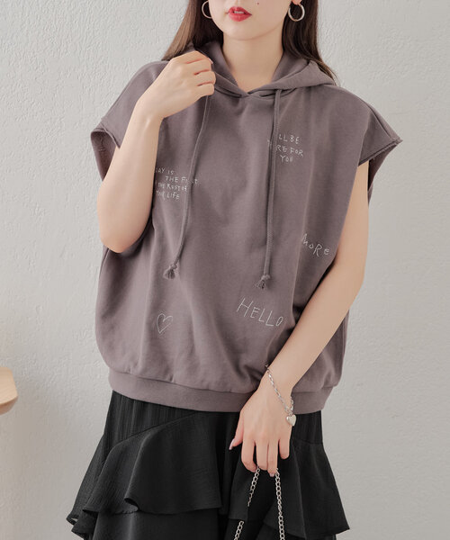 Chico(チコ)の「手書き風刺繍スウェット(Tシャツ/カットソー・レディース・チャコールグレー/グレイッシュベージュ/オートミール・FREE)」の2枚目の写真