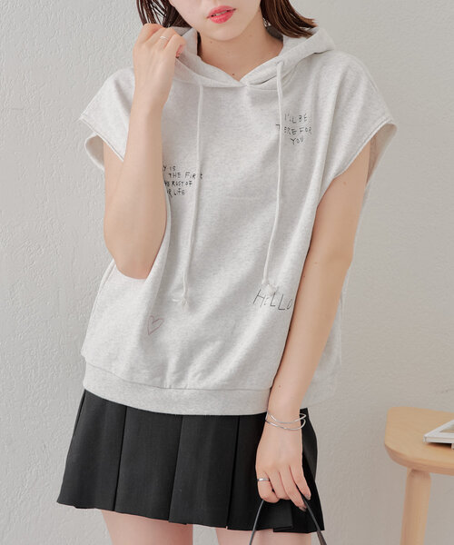 Chico(チコ)の「手書き風刺繍スウェット(Tシャツ/カットソー・レディース・チャコールグレー/グレイッシュベージュ/オートミール・FREE)」の4枚目の写真
